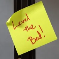 sticky note that says Level the Bed